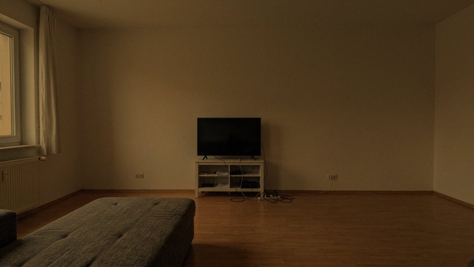 Esempio: solo luce delle lampade, scura e gialla
